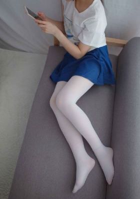 英语课代表趴在桌子上做作业_高清免费全集观看